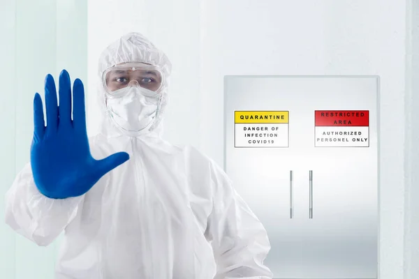 保護服と手袋を手で立っている健康労働者の男病院でジェスチャー — ストック写真