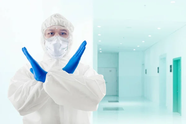 保護服と手袋を手で立っている健康労働者の男病院でジェスチャー — ストック写真