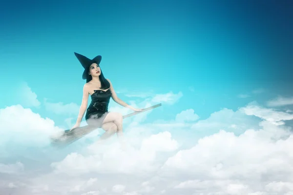 Azjatycka Czarownica Kapeluszu Latająca Magicznej Miotle Chmurami Niebie — Zdjęcie stockowe