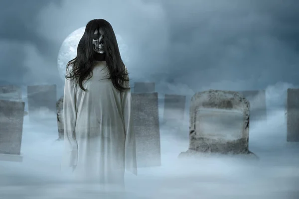 Mujer Fantasma Asustadiza Pie Con Fondo Cementerio Concepto Halloween —  Fotos de Stock