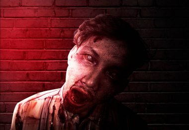 Korkunç bir zombi. Vücudunda kan ve yara var. Terk edilmiş binada duruyor.