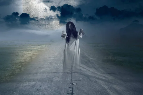 Mujer Fantasma Miedo Pie Con Fondo Escena Nocturna Concepto Halloween — Foto de Stock