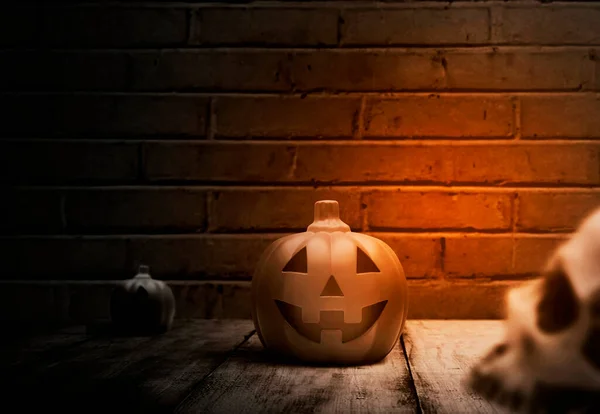 Jack Lantern Ξύλινο Τραπέζι Φόντο Από Τούβλο — Φωτογραφία Αρχείου