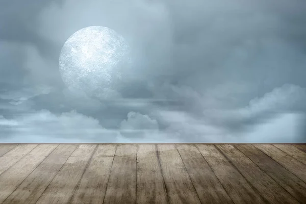 Drewniany Stół Pełnią Księżyca Ciemnymi Zachmurzonymi Krajobrazami Nocy Koncepcja Halloween — Zdjęcie stockowe