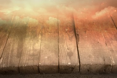 Tahta masa, kıvılcımlar ve sıcak duman arka planı.