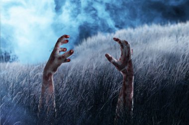 Çayırda yaralı ve kanlı zombi eli.