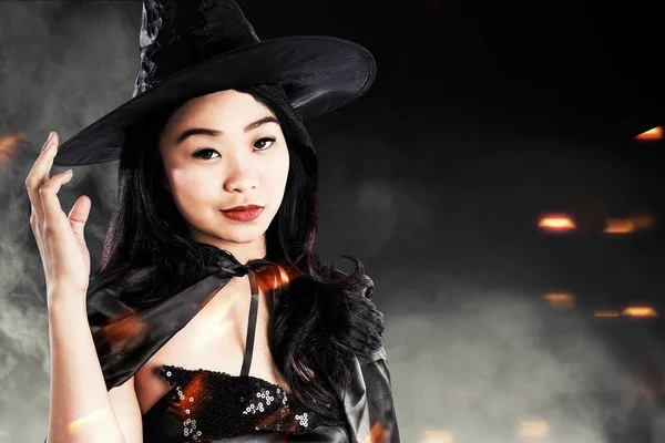 Asiatique Sorcière Femme Avec Chapeau Debout Avec Fond Noir — Photo