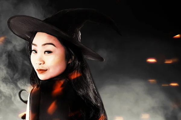 Asiatico Strega Donna Con Cappello Piedi Con Nero Fondo — Foto Stock