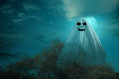 Gece sahne geçmişi olan beyaz bir hayalet. Cadılar Bayramı konsepti