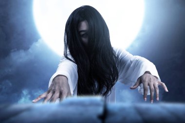 Gece sahne geçmişi olan korkunç hayalet kadın. Cadılar Bayramı konsepti