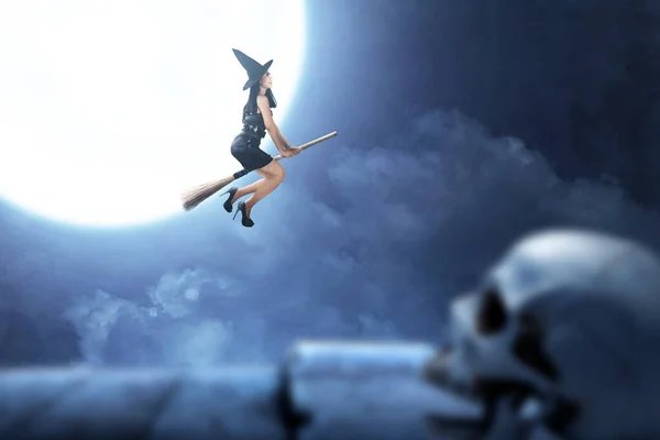 Mujer Bruja Asiática Con Sombrero Volando Una Escoba Mágica Con — Foto de Stock