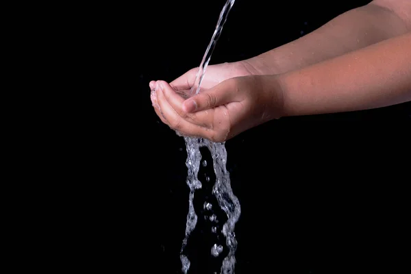 Hälla Vatten Stänk Handen Med Svart Bakgrund — Stockfoto