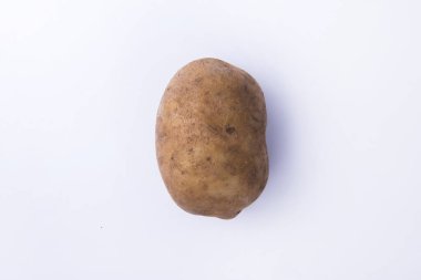 Beyaz arka planda izole edilmiş taze patates
