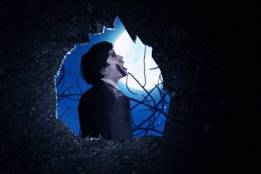 Duvarda korkunç bir zombi var. Gece manzarası geçmişi var.