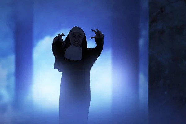 Страшная Дьявольская Монахиня Стоящая Заброшенном Здании Концепция Хэллоуина — стоковое фото