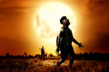 Polis yelekli Asyalı kadın elinde beyzbol sopasıyla elinde silahla ayakta duruyor. Gece sahne geçmişi olan zombilerle karşı karşıya.