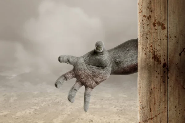 Рука Зомби Кровью Раной Деревянной Стеной Туманном Фоне — стоковое фото