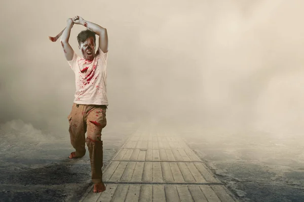 Zombie Asustadizo Con Sangre Herida Cuerpo Sosteniendo Hoz Caminando Camino — Foto de Stock