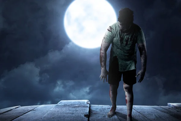 Děsivý Zombie Krví Zranění Jeho Těle Stojící Noční Scénou Pozadí — Stock fotografie