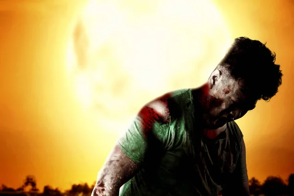 Zombie Înfricoșător Sânge Rană Corpul Său Picioare Fundal Scena Noapte — Fotografie, imagine de stoc