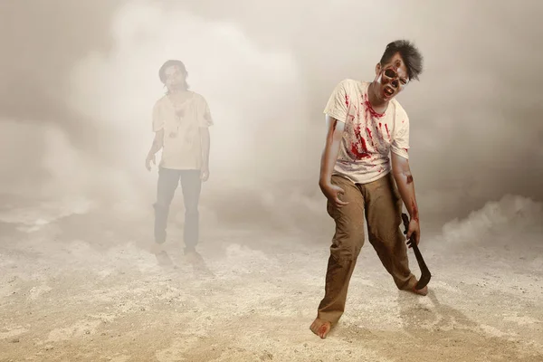 Enge Zombie Met Bloed Wond Zijn Lichaam Terwijl Hij Sikkel — Stockfoto