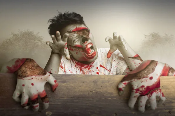 Enge Zombies Staan Achter Houten Muur Met Dramatische Achtergrond — Stockfoto