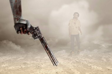 Yaralı zombi elleri sisli bir silah tutuyor.