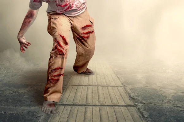 Τρομακτικό Ζόμπι Αίμα Και Τραύμα Στο Σώμα Του Περπατώντας Ομιχλώδη — Φωτογραφία Αρχείου