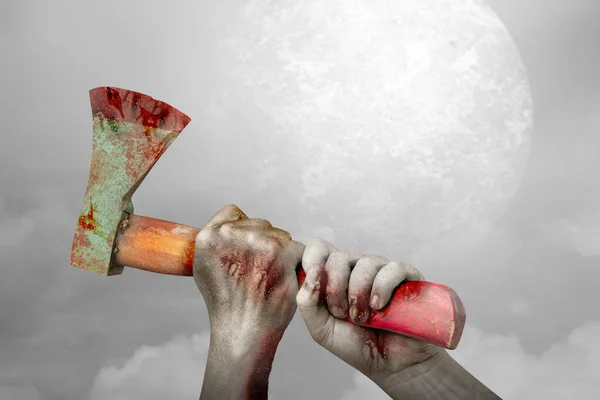 Zombie Ruce Ranou Drží Sekeru Noční Scénou Pozadí — Stock fotografie