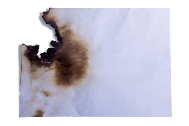 Beyaz arkaplanda izole edilmiş yanmış beyaz kağıt