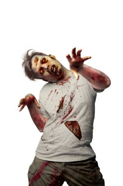 Vücudunda kan ve yara olan korkunç zombi beyaz arka planda tek başına duruyor.