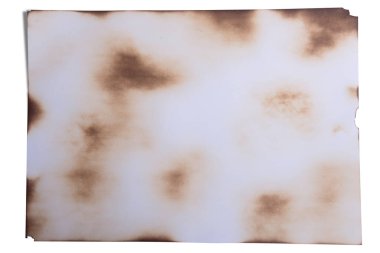 Beyaz arkaplanda izole edilmiş yanmış beyaz kağıt