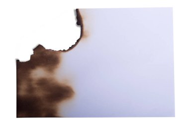 Beyaz arkaplanda izole edilmiş yanmış beyaz kağıt