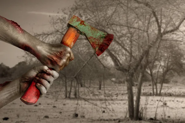 Zumbi Mãos Com Ferida Segurando Machado Campo — Fotografia de Stock