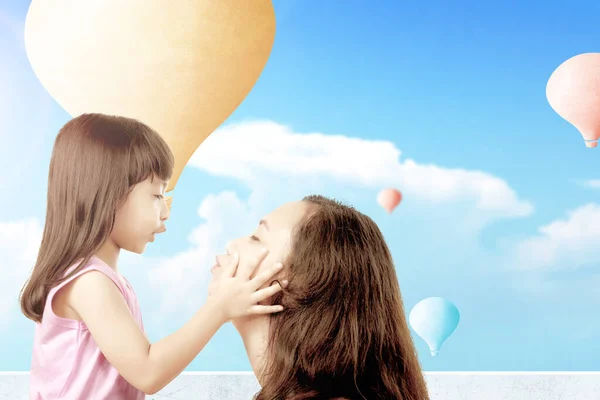 Azji Matka Bawi Się Jej Małą Dziewczynką Kolorowe Powietrze Balon — Zdjęcie stockowe