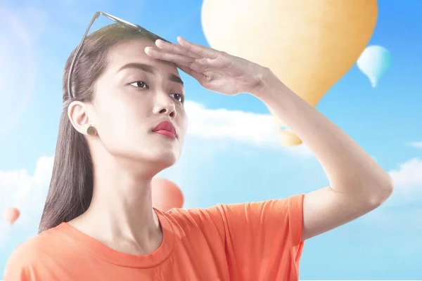 Asyalı Kadın Mavi Gökyüzü Arka Planıyla Uçan Renkli Hava Balonuna — Stok fotoğraf