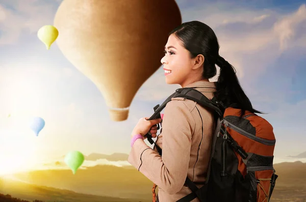 Mulher Asiática Com Mochila Olhando Para Balão Colorido Voando Com — Fotografia de Stock