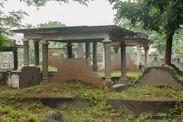 Cimitero Con Alberi Molte Lapidi Giorno Luminoso — Foto Stock