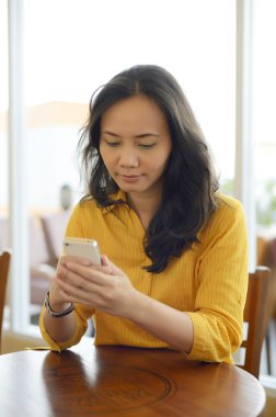 çekici genç bir kadın Café