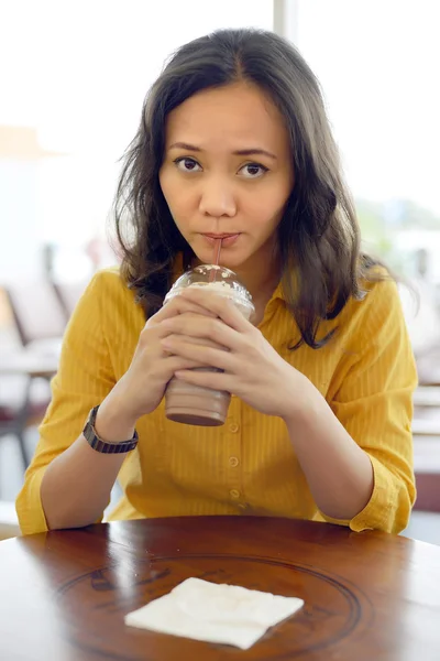 Joven bonita asiática bebiendo batido café —  Fotos de Stock