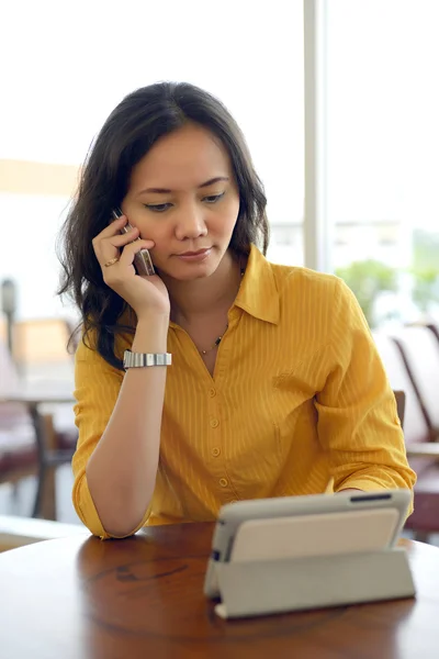 Женщина разговаривает по телефону в кафе — стоковое фото