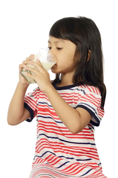 Милая маленькая азиатка пьет молоко. — стоковое фото