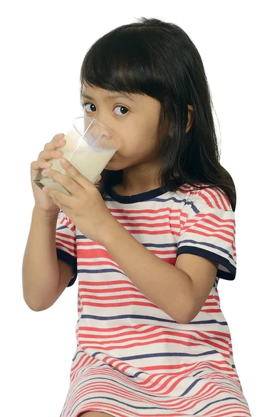Милая азиатка пьет молоко — стоковое фото