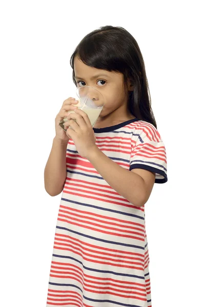Bonito pouco ásia menina beber leite — Fotografia de Stock