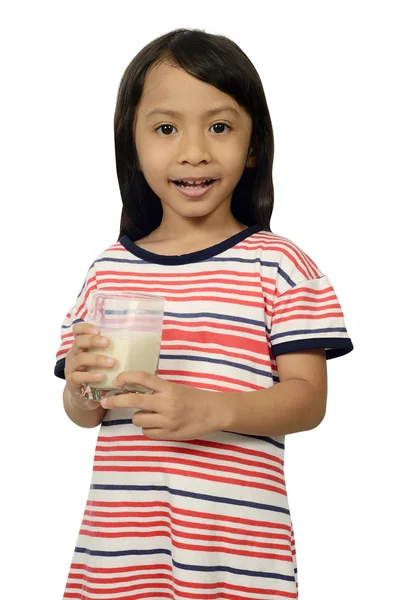 Mignon peu asiatique fille boire lait — Photo