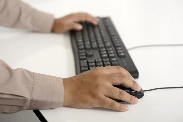 Geschäftsmann tippt mit Tastatur — Stockfoto