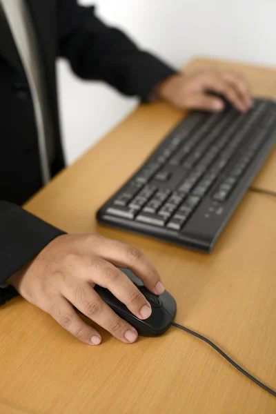 Zakenman typen met keyboar — Stockfoto