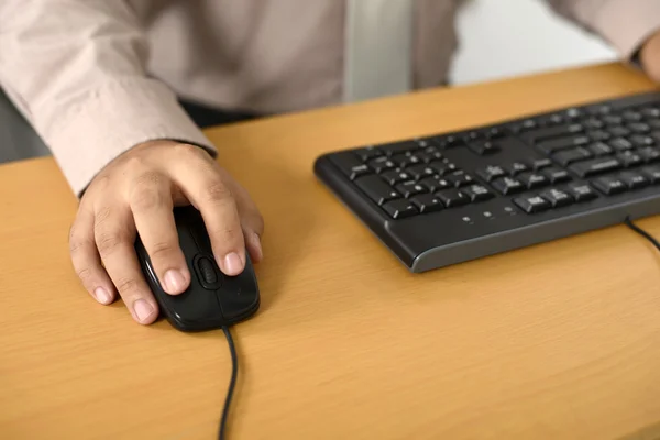 Hombre de negocios escribiendo con teclado —  Fotos de Stock