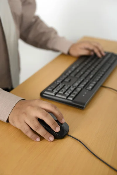Obchodní muž psaní s klávesnice — Stock fotografie