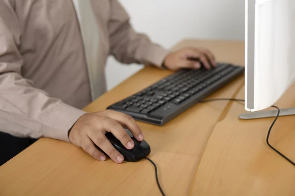 Zakenman typen met het toetsenbord — Stockfoto